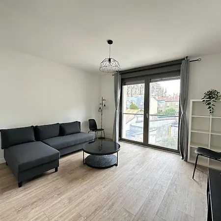 Sydney, Un Avec Terrasse Et Vue Degagee Reims